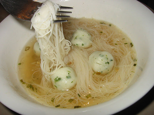 Instant rice vermicelli with fishballs