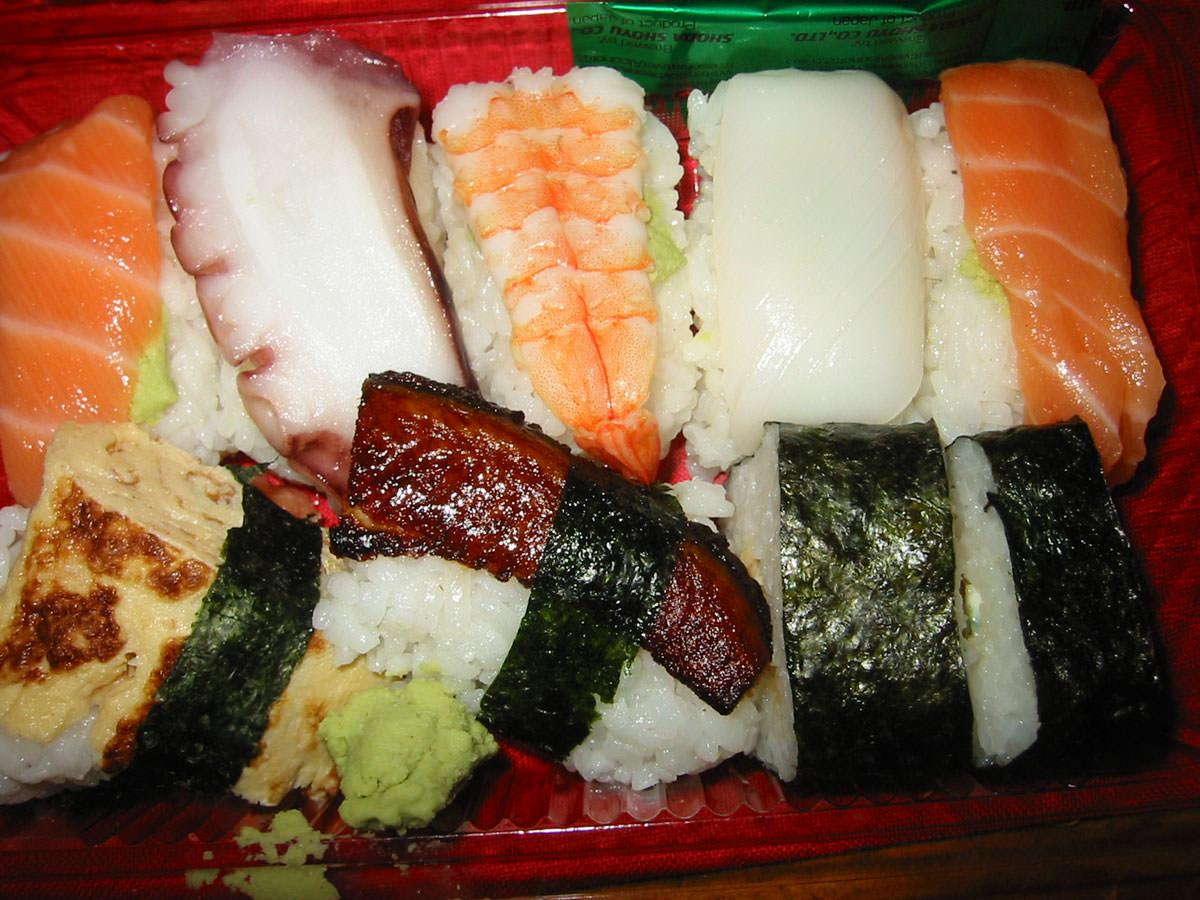 Large sushi combination