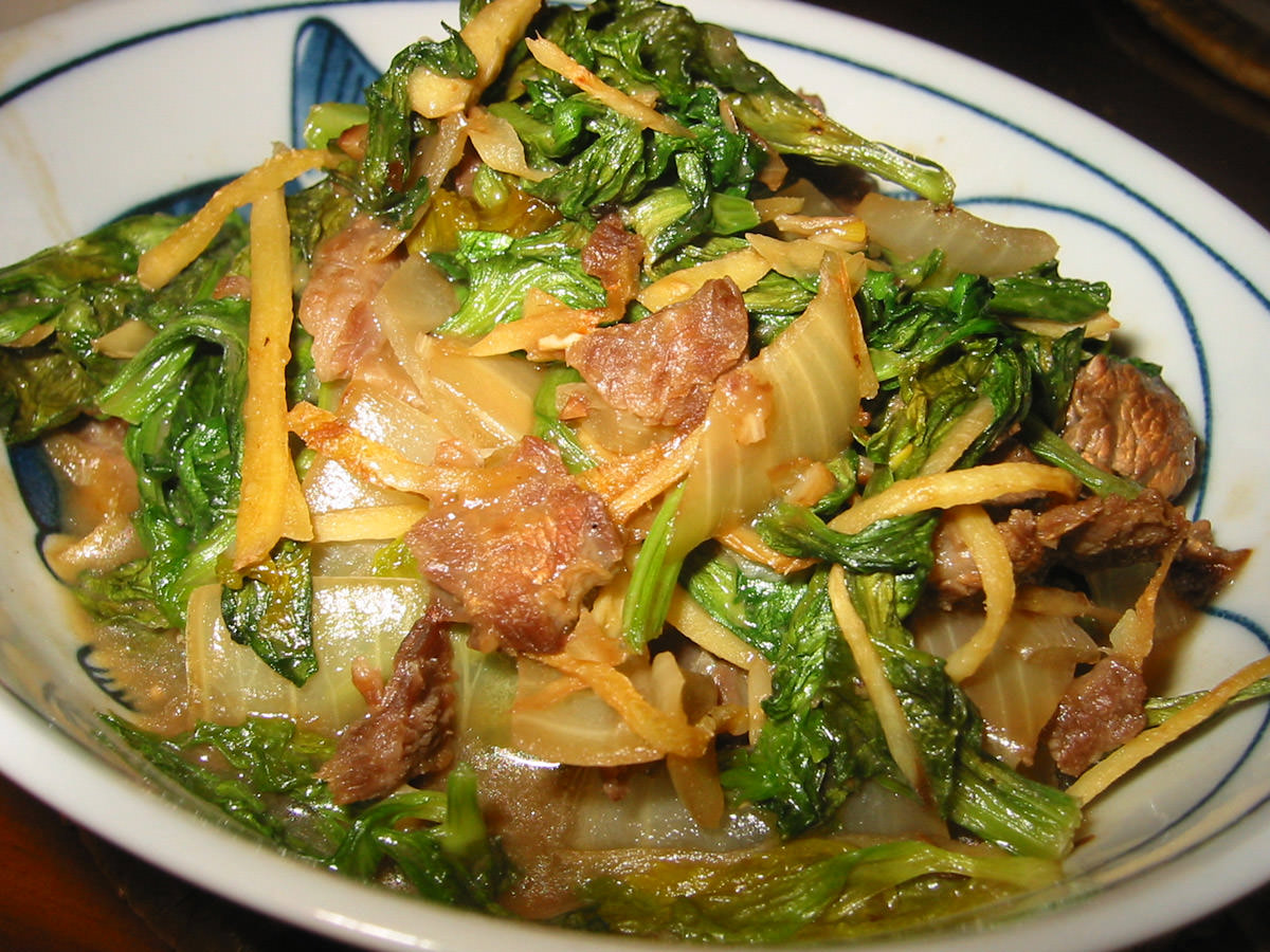 Stir-fried celery leaves with onion, ginger and beef served in a dish