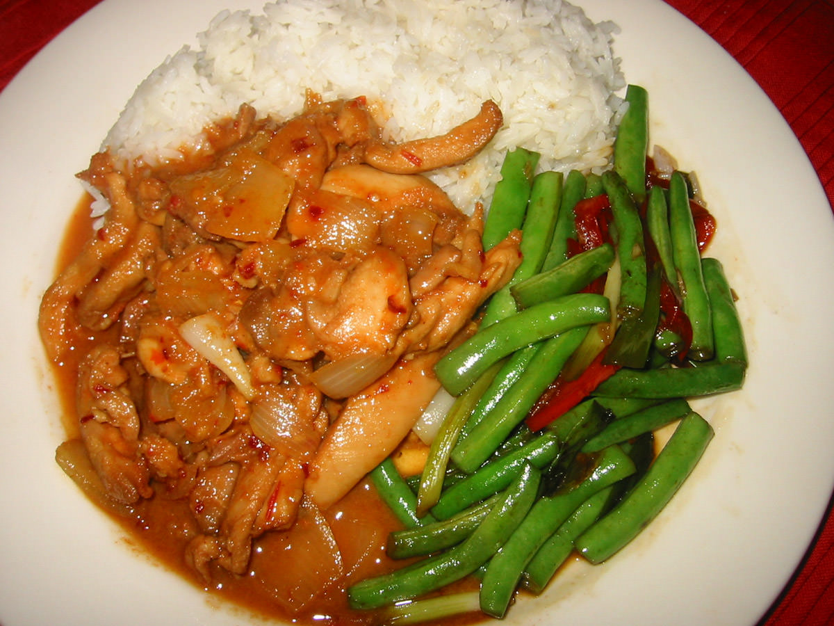 Chilli chicken and stir-fried green beans and capsicum with rice