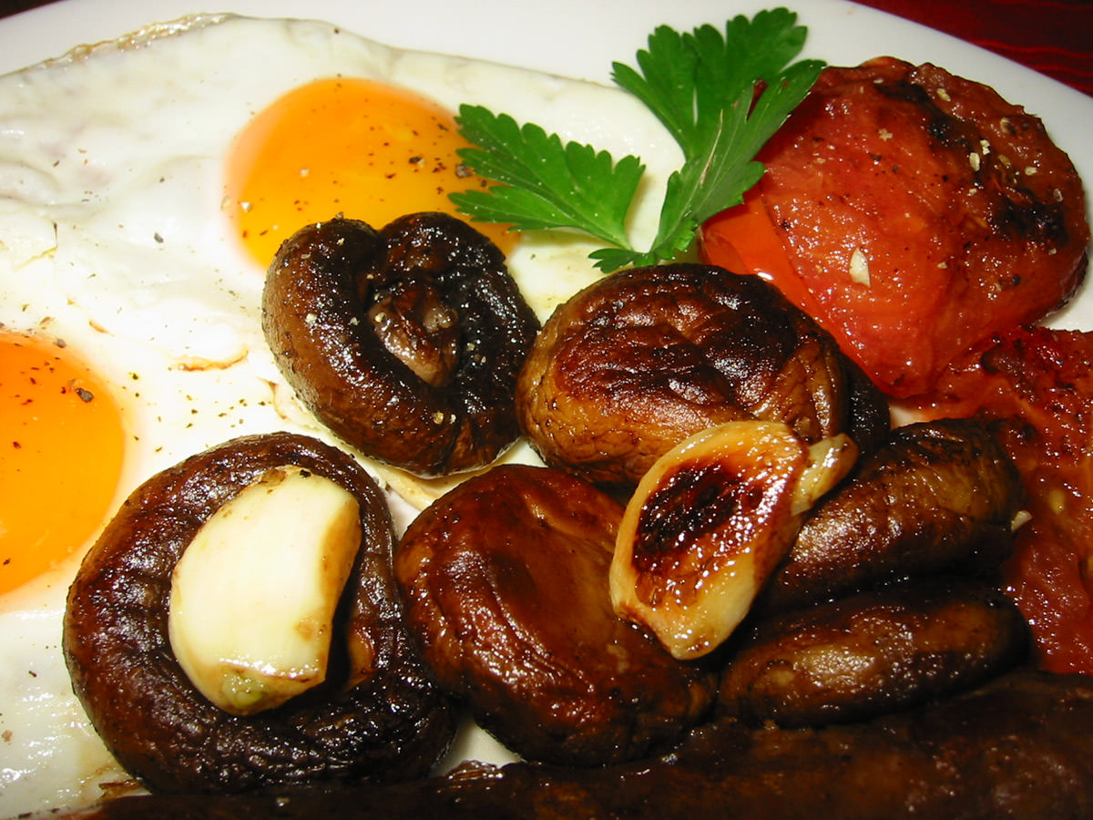 When we say garlic mushrooms, we mean GARLIC MUSHROOMS! Oh, and look at the soft, sweet tomato. Mmmm, mushy.