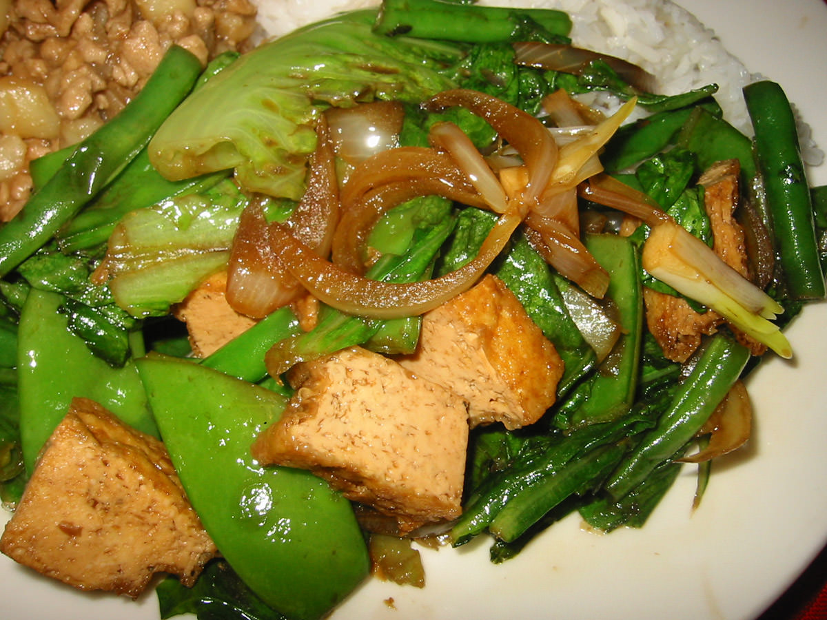 Green stir-fry with tofu, close-up