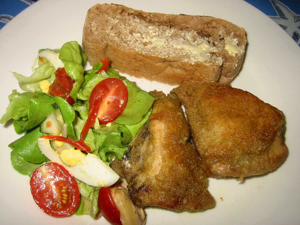 Ovenfried chicken, salad and bread