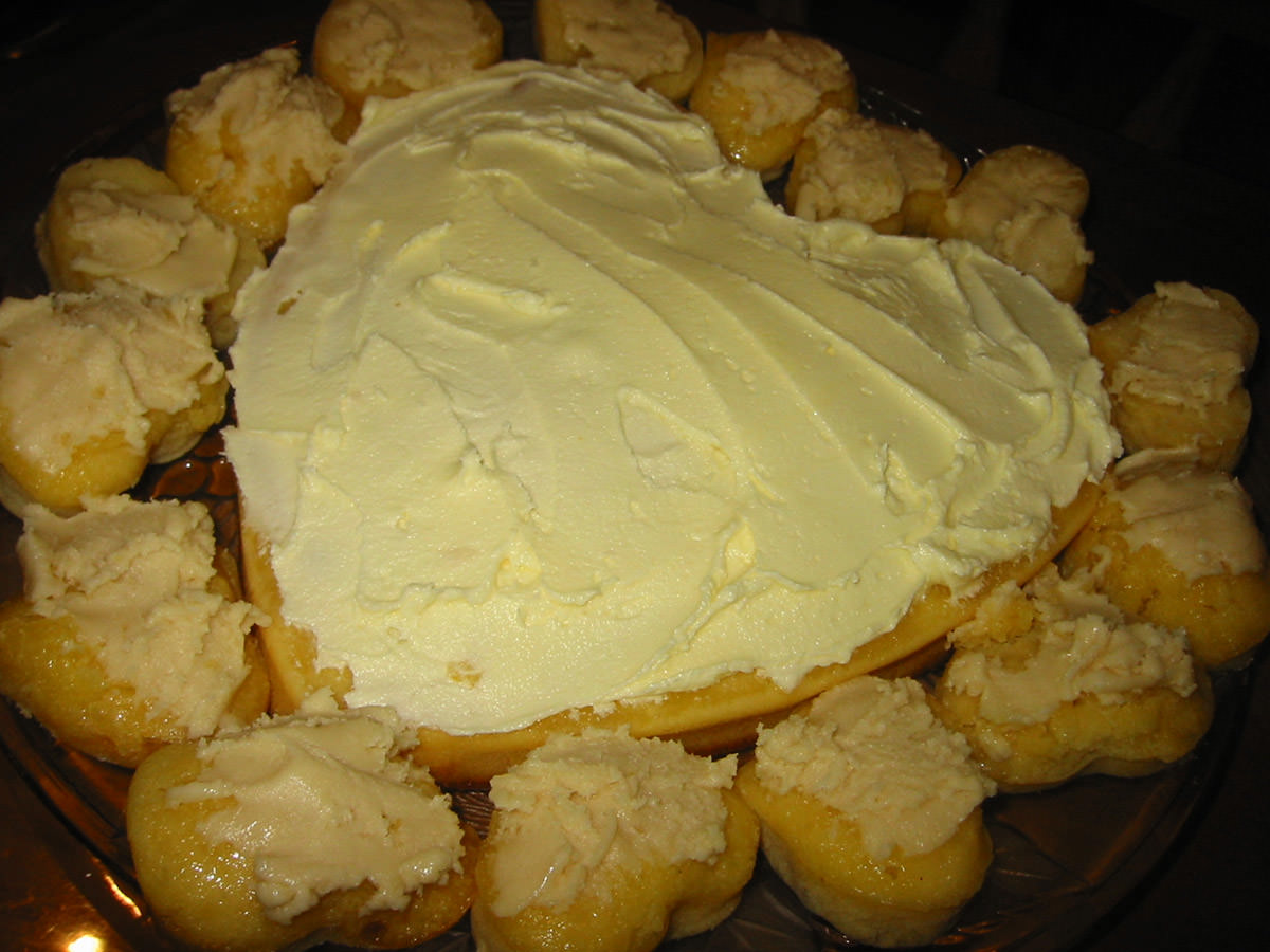 Heart-shaped butter cakes with butter icing