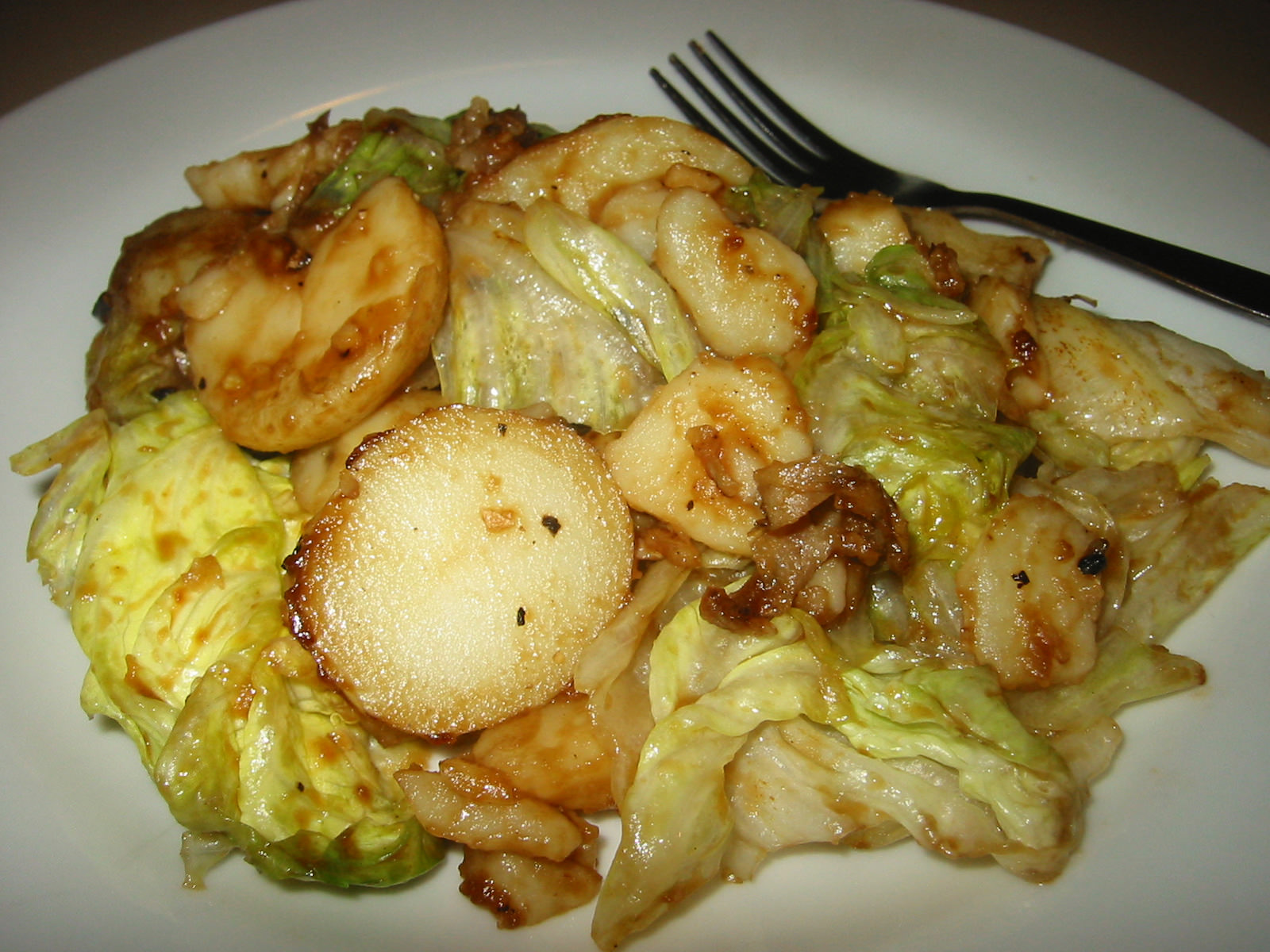 Stir-fried potatoes and lettuce with oyster sauce and garlic
