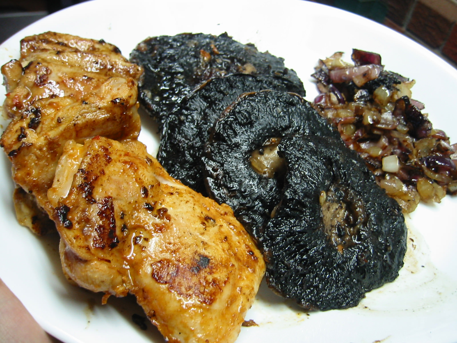 Platter of chicken, mushrooms and onions
