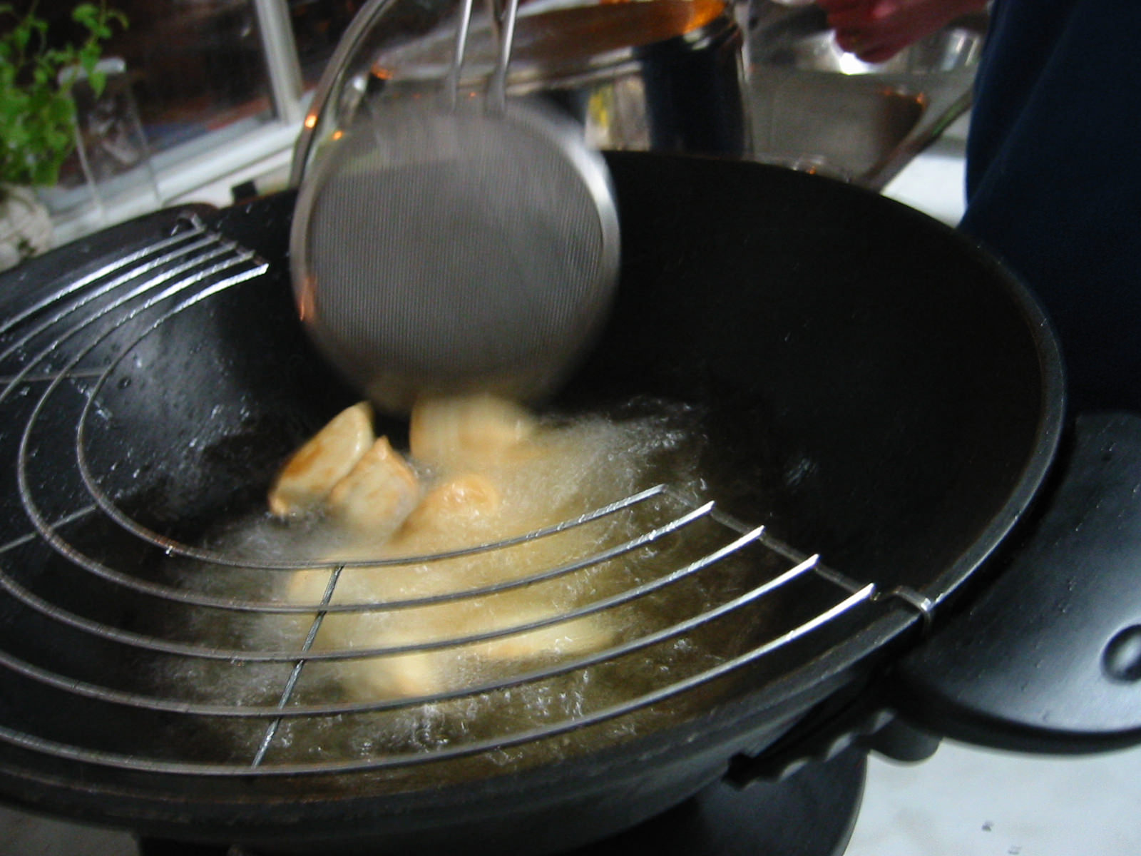 Frying the pork dumplings