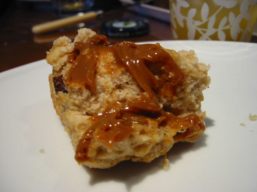 Wholemeal fruity scone with caramel spread