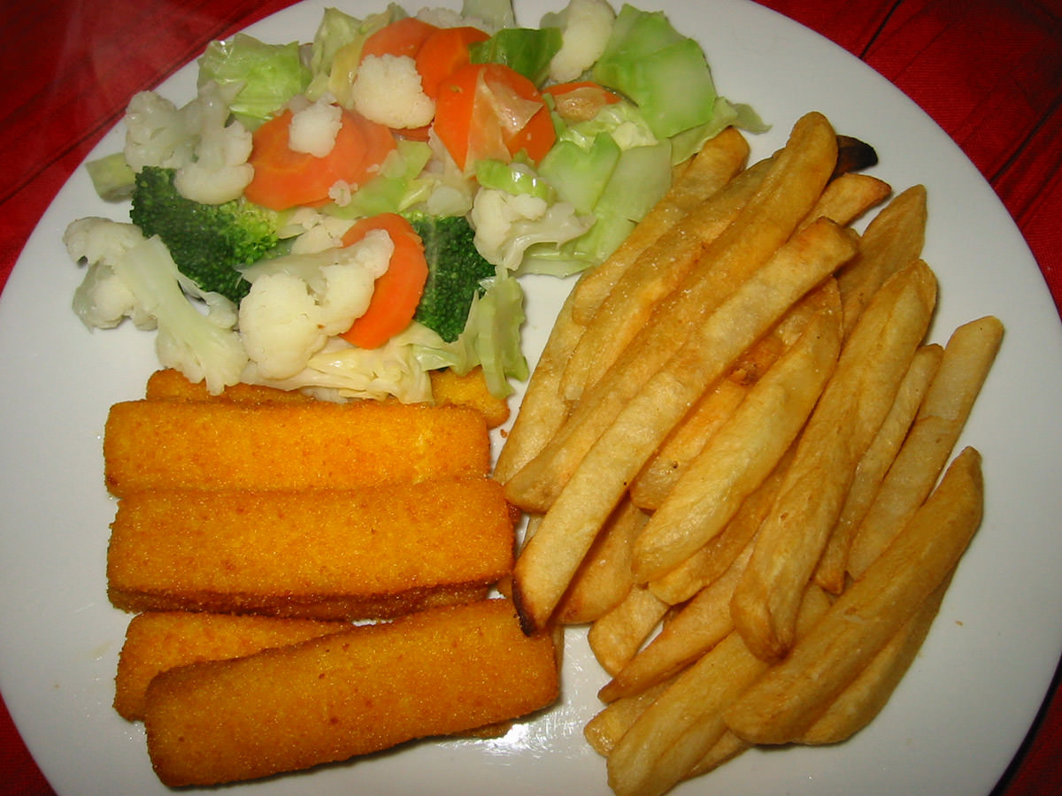 Fish fingers, chips and steamed vegies