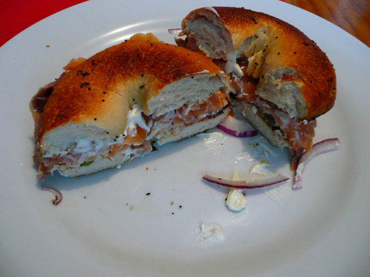 Bagel with smoked salmon, cream cheese and spanish onion