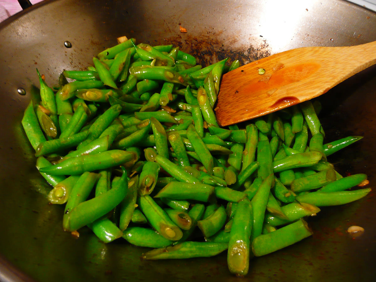 Stirfried green beans in the wok