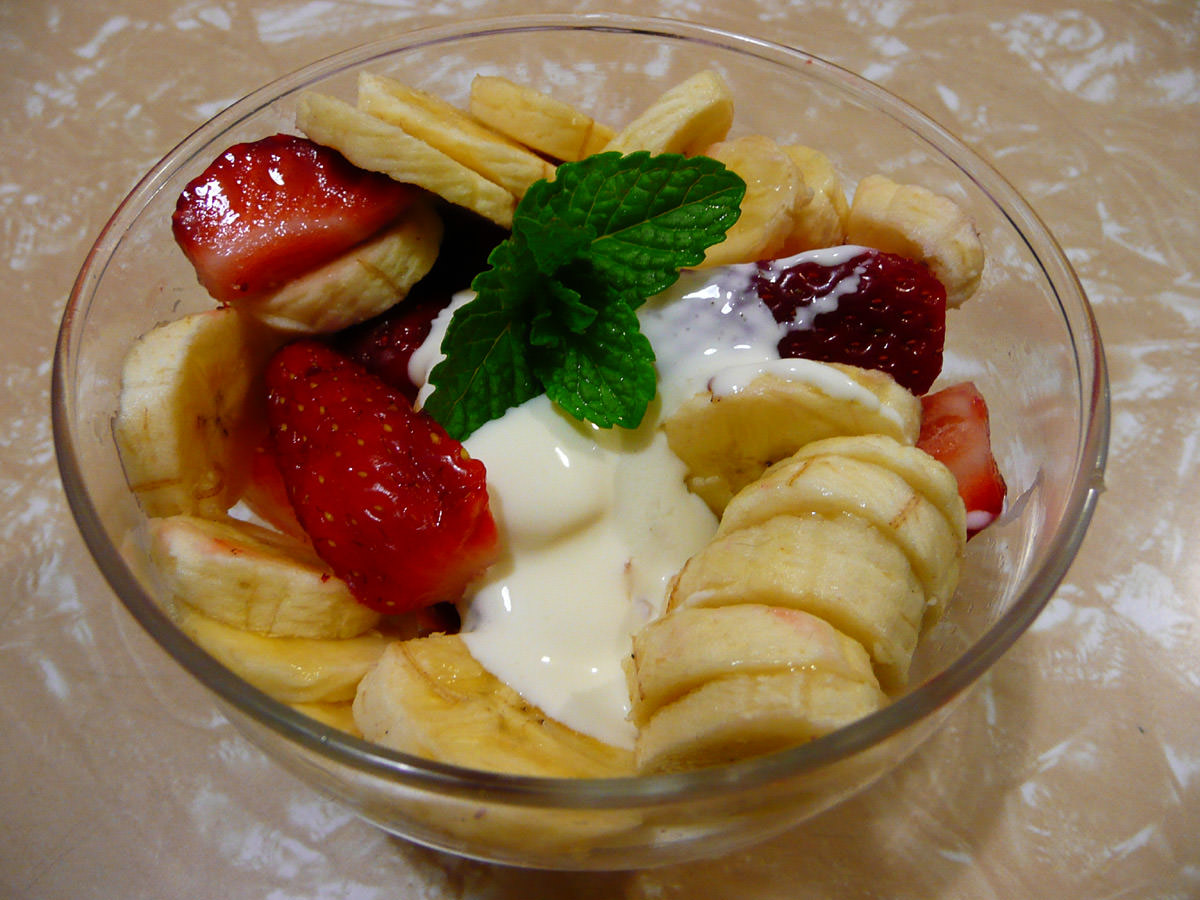 Banana, strawberries and cream