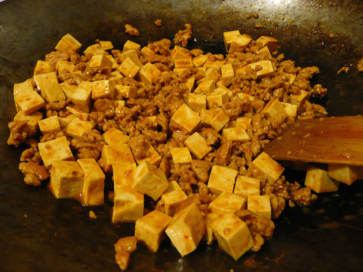 Ma po tofu in the wok