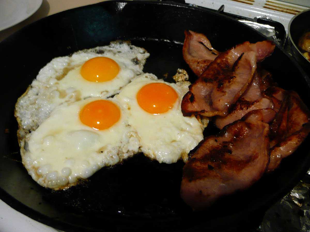 Bacon and eggs in the pan