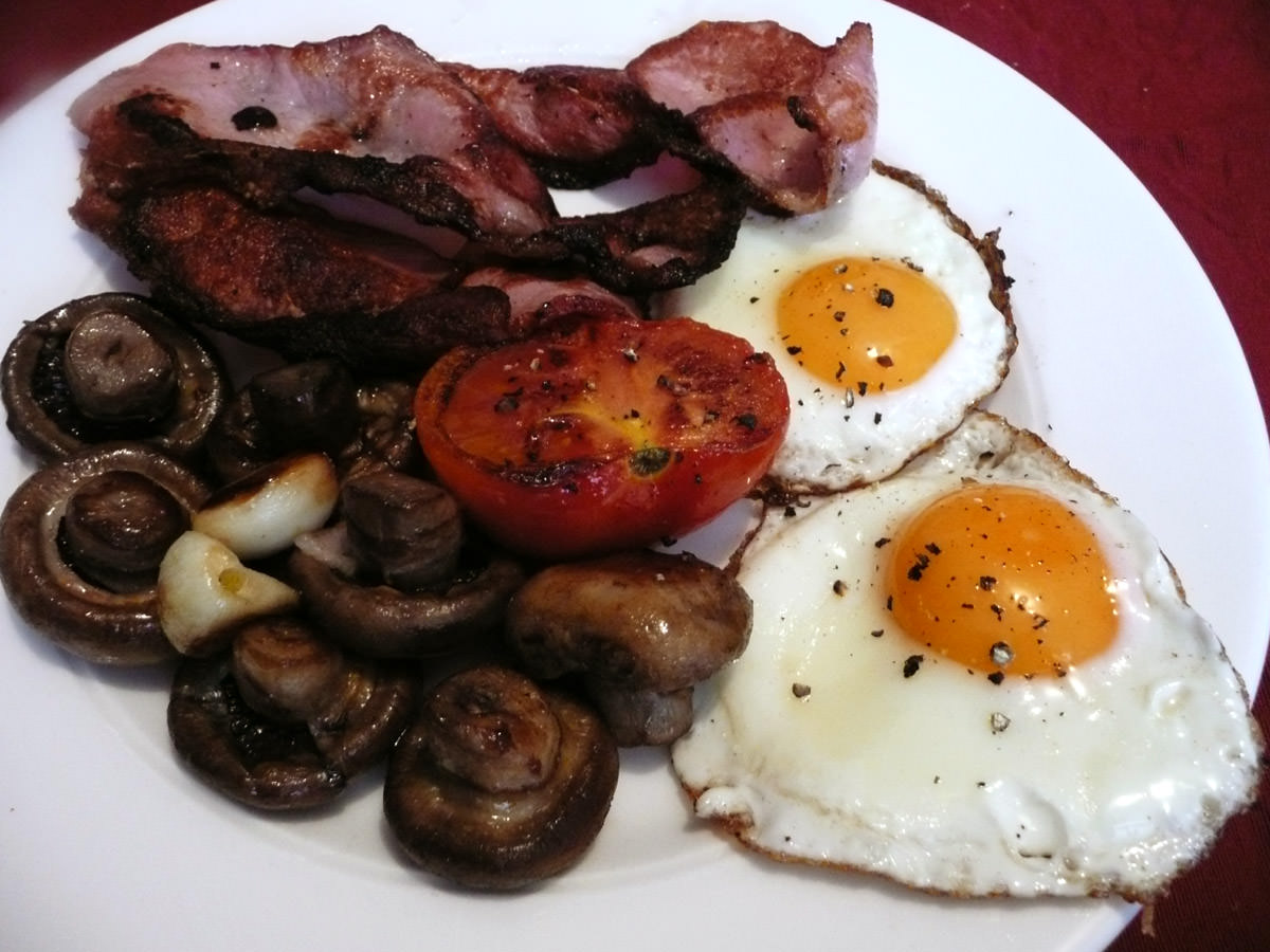 Bacon, eggs, garlic mushrooms and tomato