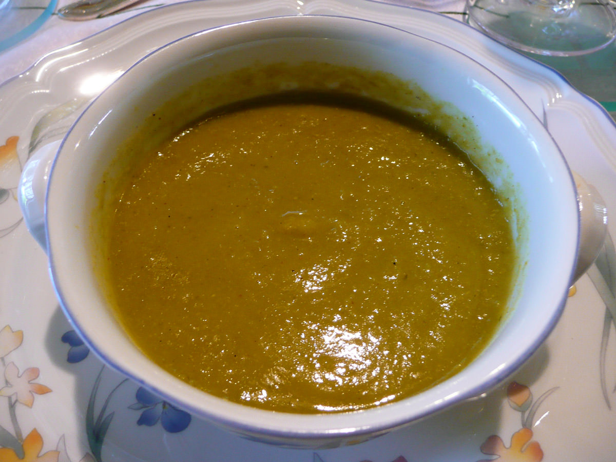 Curried pea and apple soup
