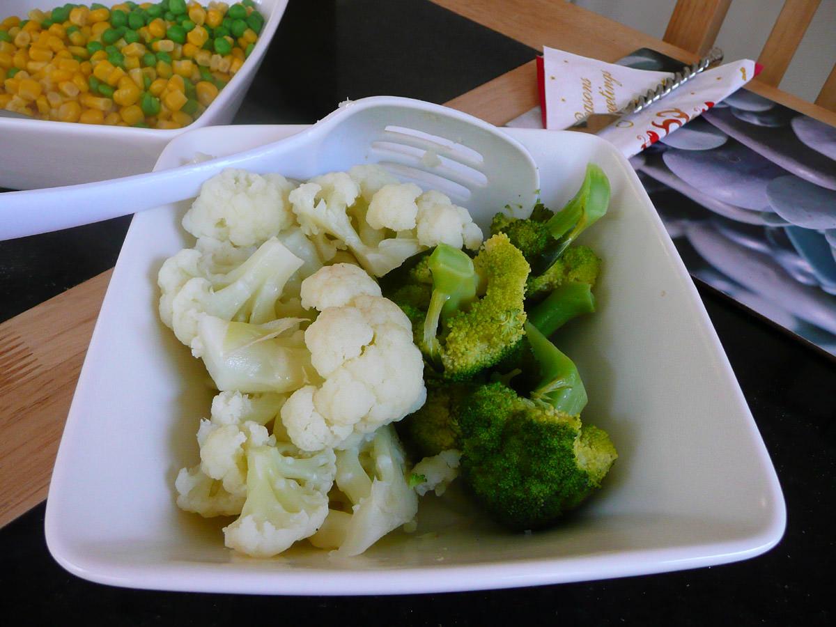 Steamed cauliflower and broccoli