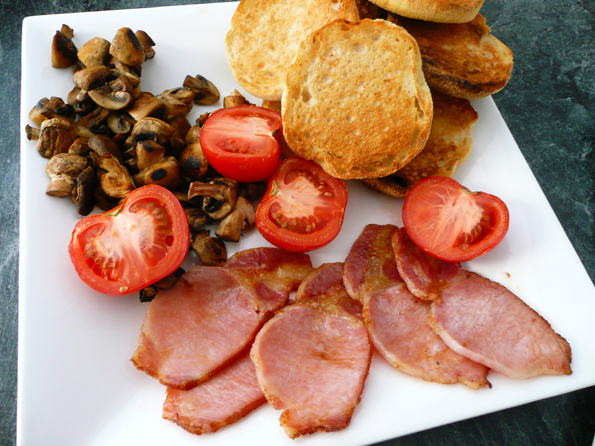 Bacon, tomatoes, mushrooms and toasted muffins