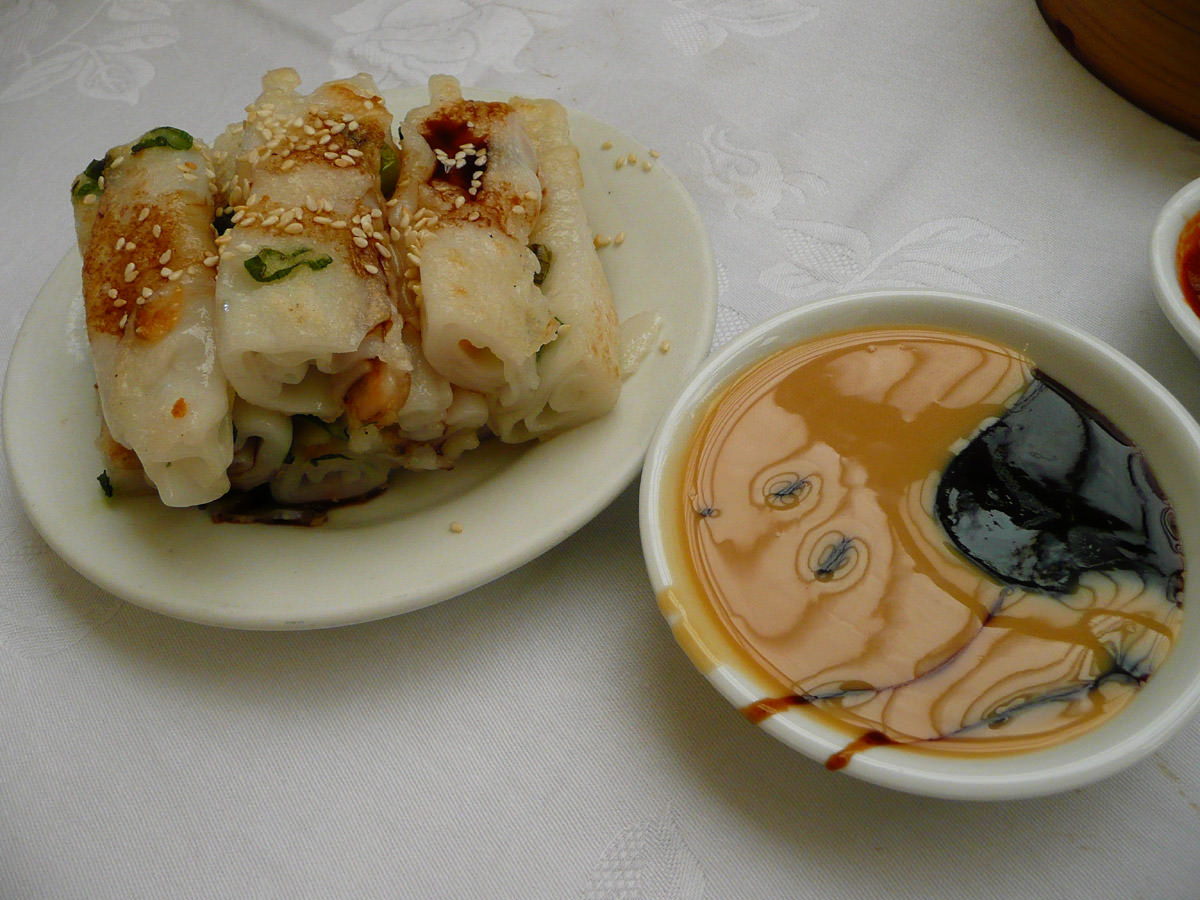 Rice flour rolls with dried shrimp and sauce