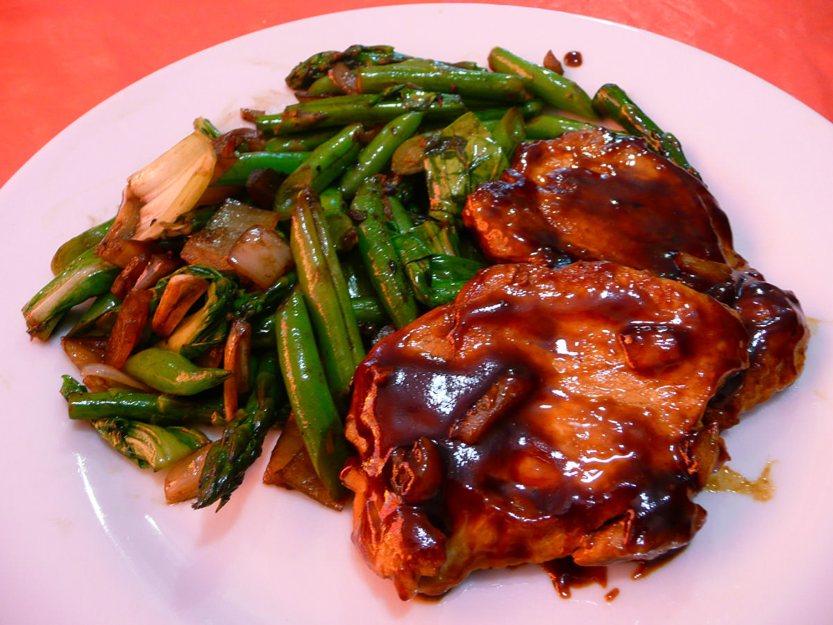 Oriental pork chops with oyster sauce green beans