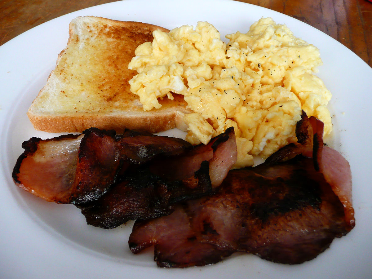 Bacon, scrambled eggs and toast