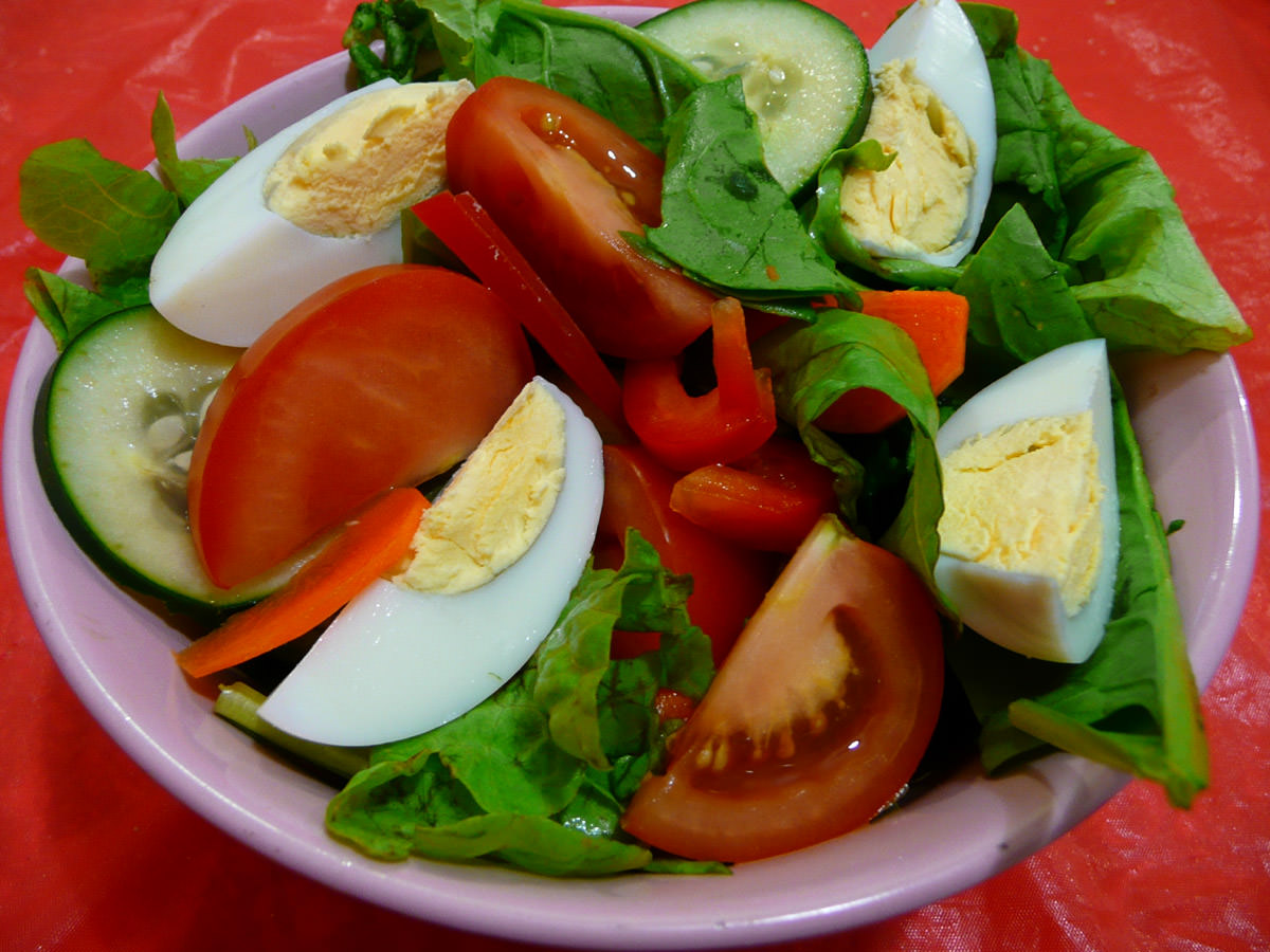 Salad with hard-boiled egg