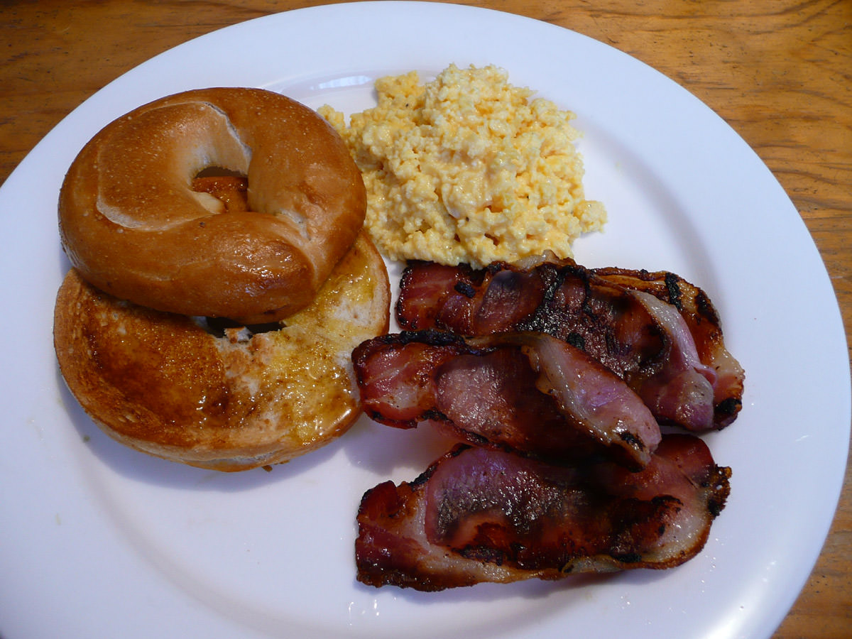 Bacon, scrambled eggs and bagel