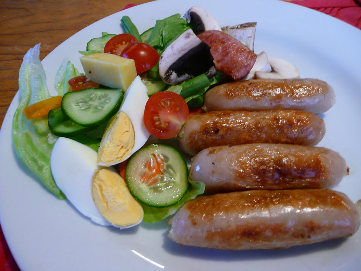 Chicken chipolatas with salad