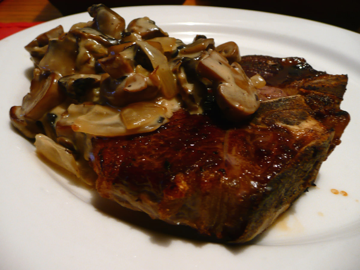 T-bone steak with creamy mushroom sauce