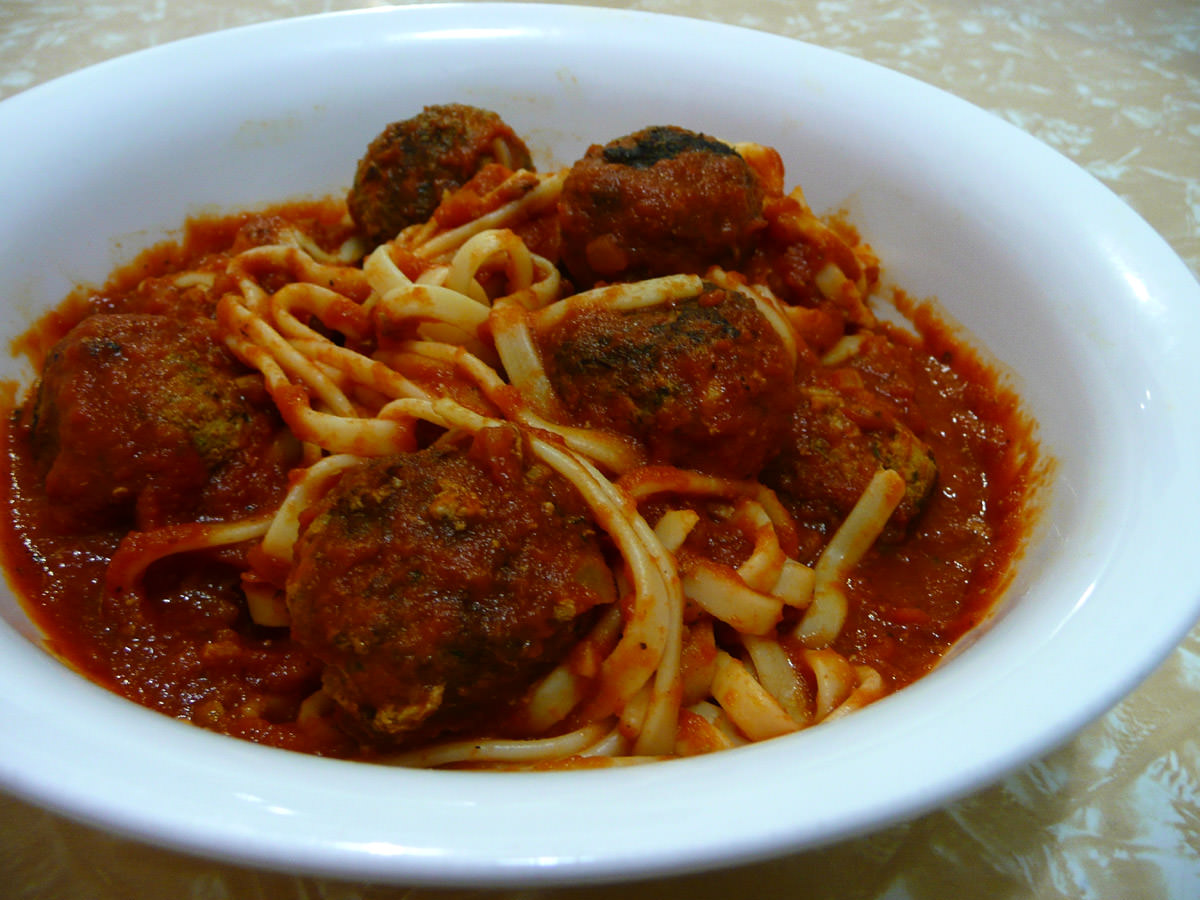 Linguine with meatballs