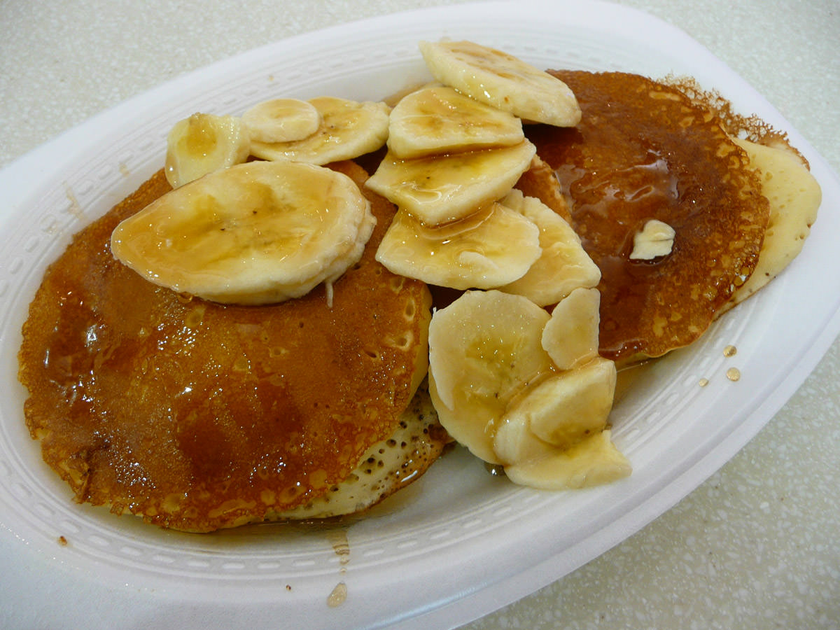 Buttered hotcakes with banana and maple syrup