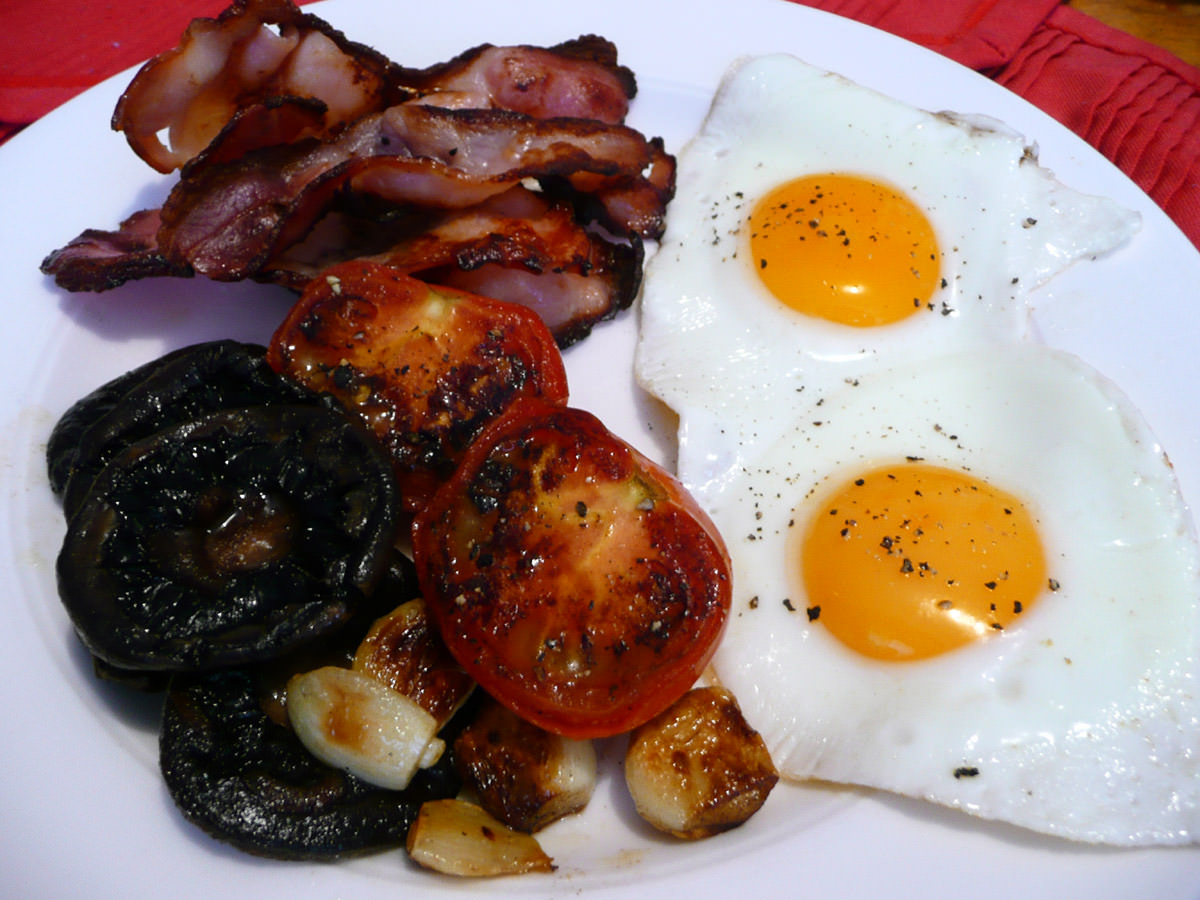 Fried eggs, bacon, tomatoes, garlic mushrooms