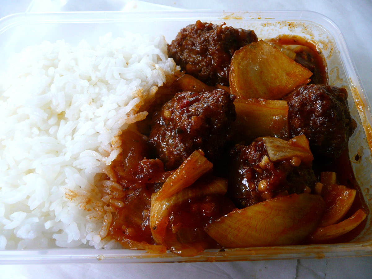 Meatballs and onion in tomato sauce with rice