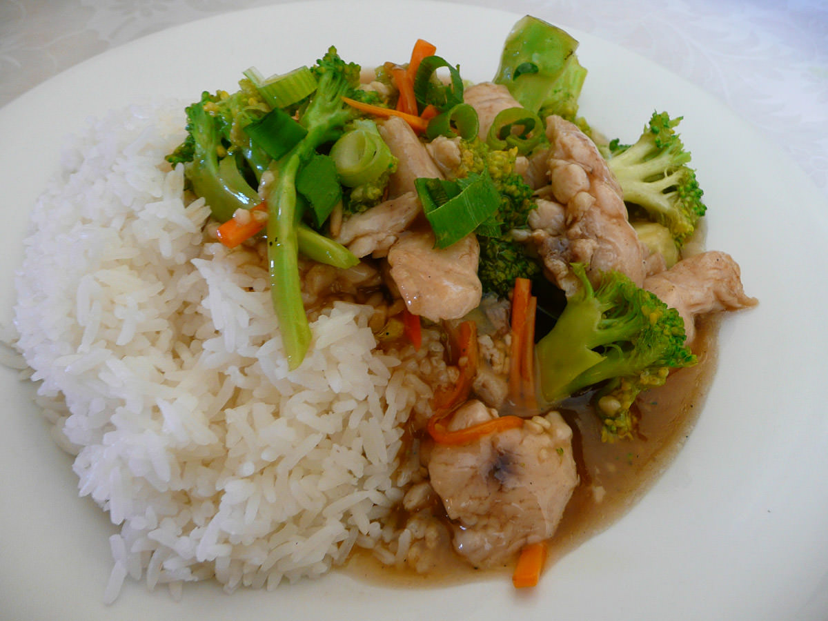 Stir-fried broccoli with chicken and rice