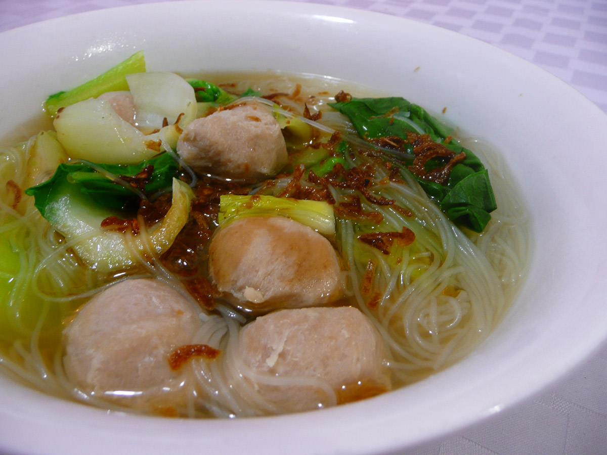 Rice noodle soup with pork balls and bok choy