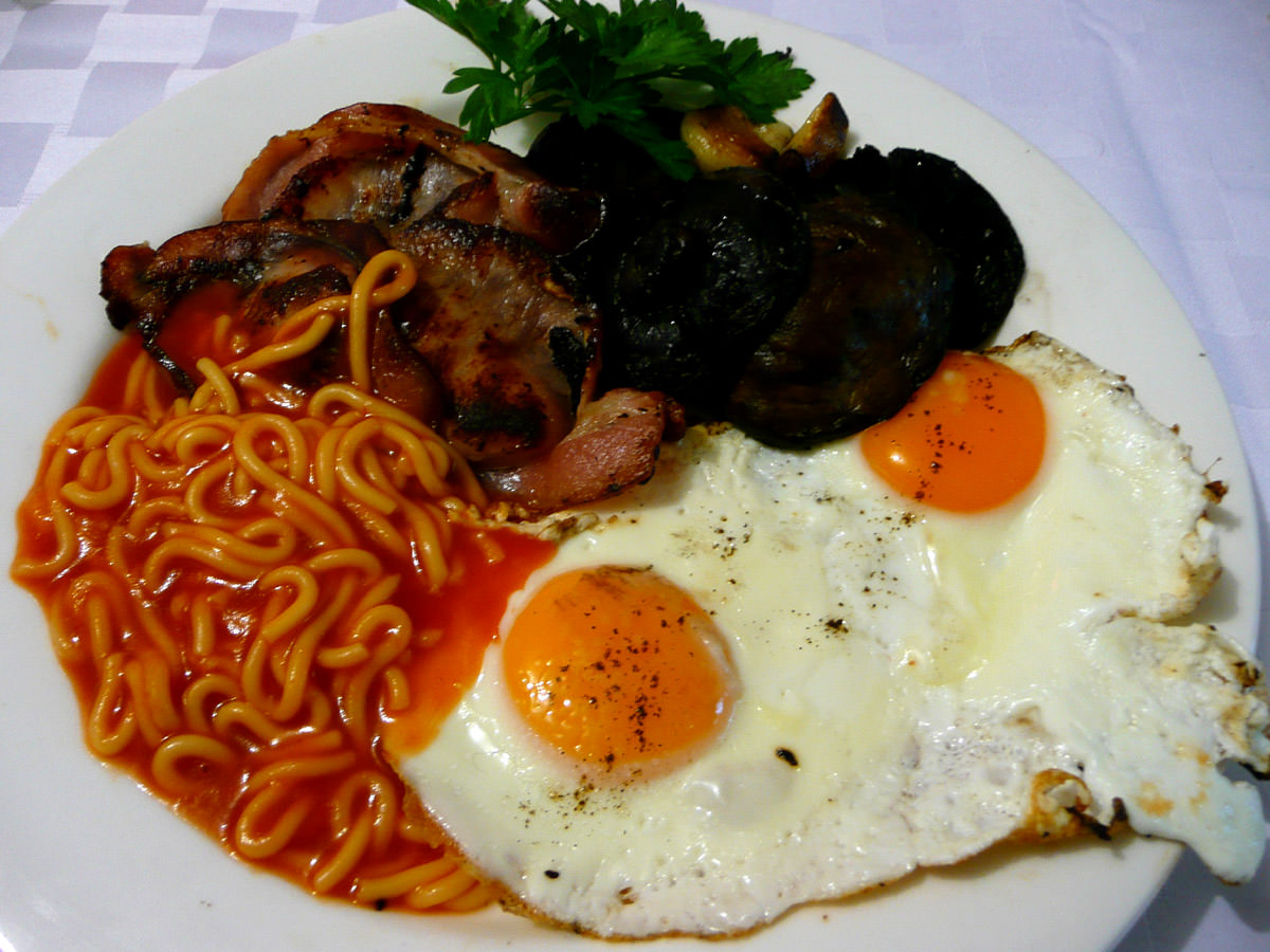 Fry-up with tinned spaghetti