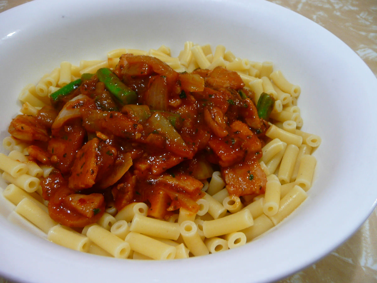 Macaroni with chilli and bacon tomato sauce