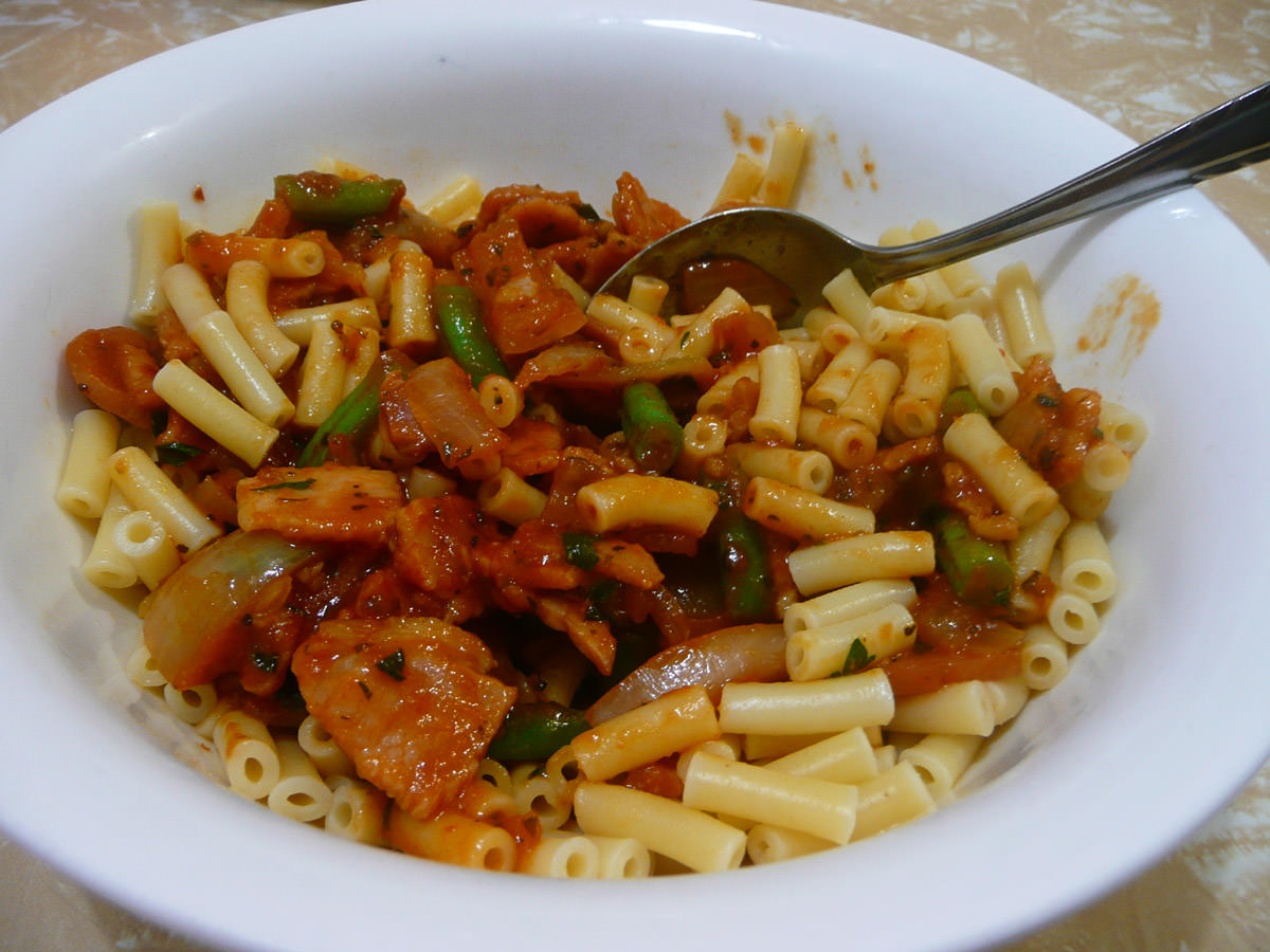 Macaroni with chilli and bacon tomato sauce - stirred up