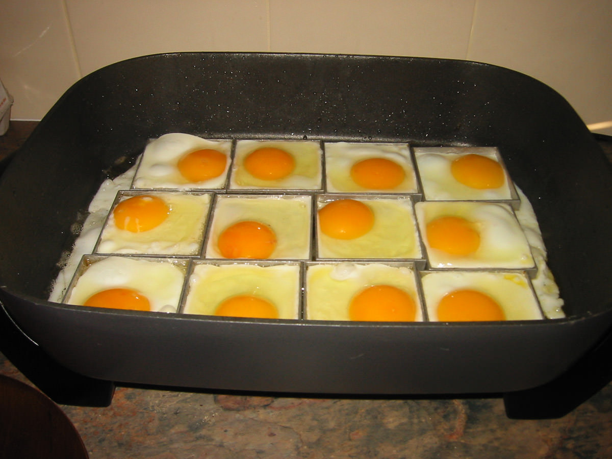 Frying square eggs 