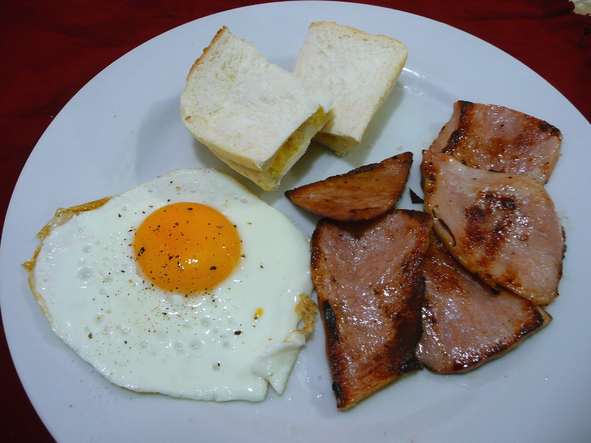 Fried ham and egg, buttered bread