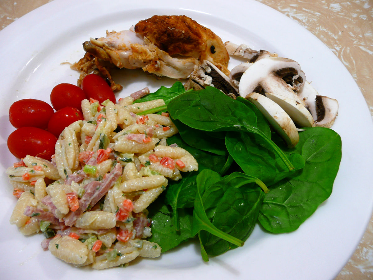 Pasta salad with grape tomatoes, spinach, mushrooms and leftover Nandos chicken