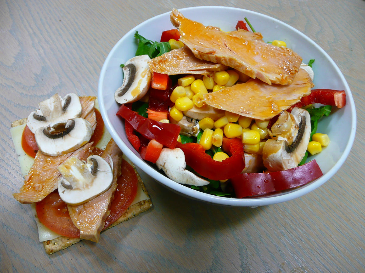 Chilli oil tuna slices with salad, Jarlsberg Light and Vita-Wheat