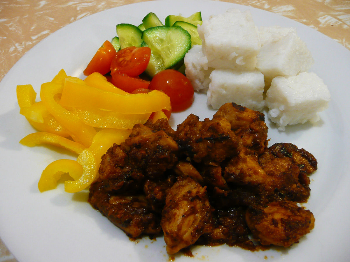 Satay-flavoured chicken with vegetables and instant ketupat