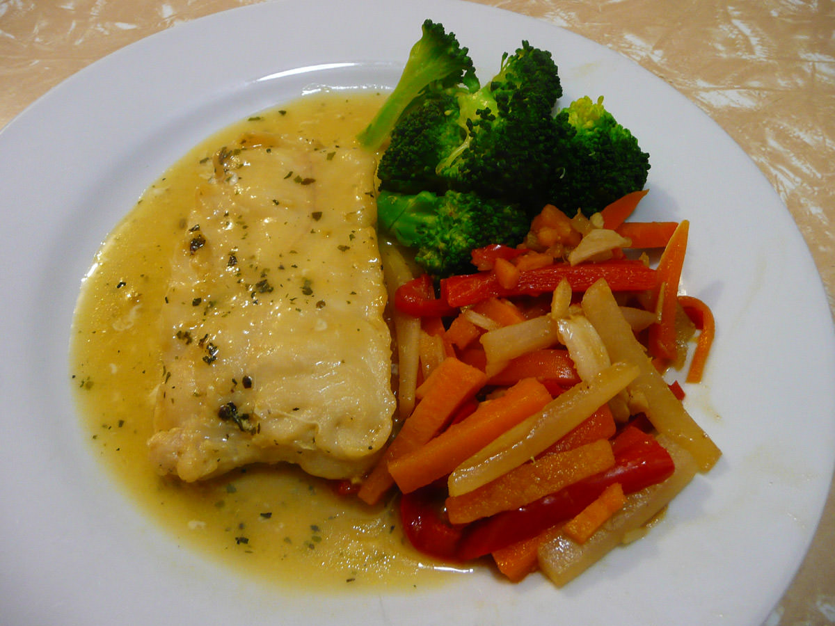 Steamed fish in lemon and herb sauce, with steamed broccoli and garlic vegetables