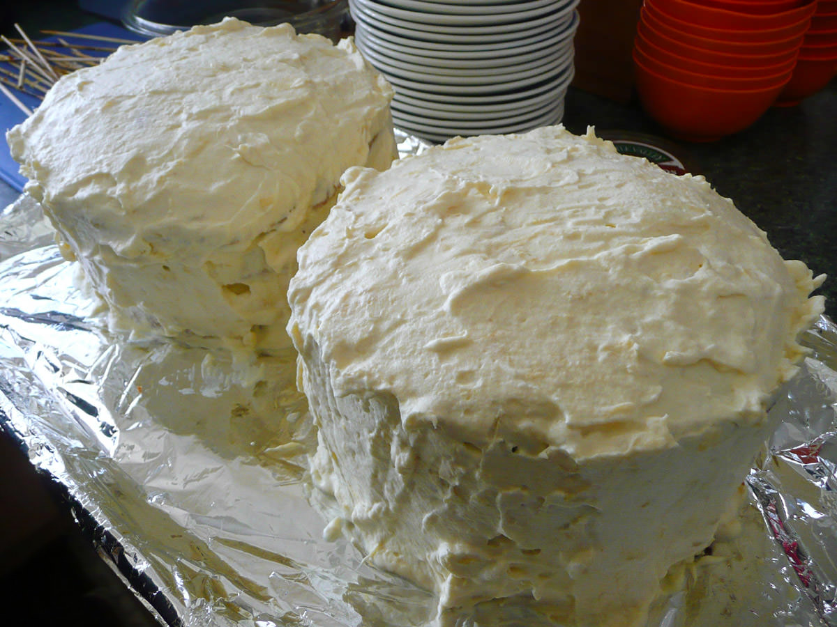 Durian and cream sponge cakes