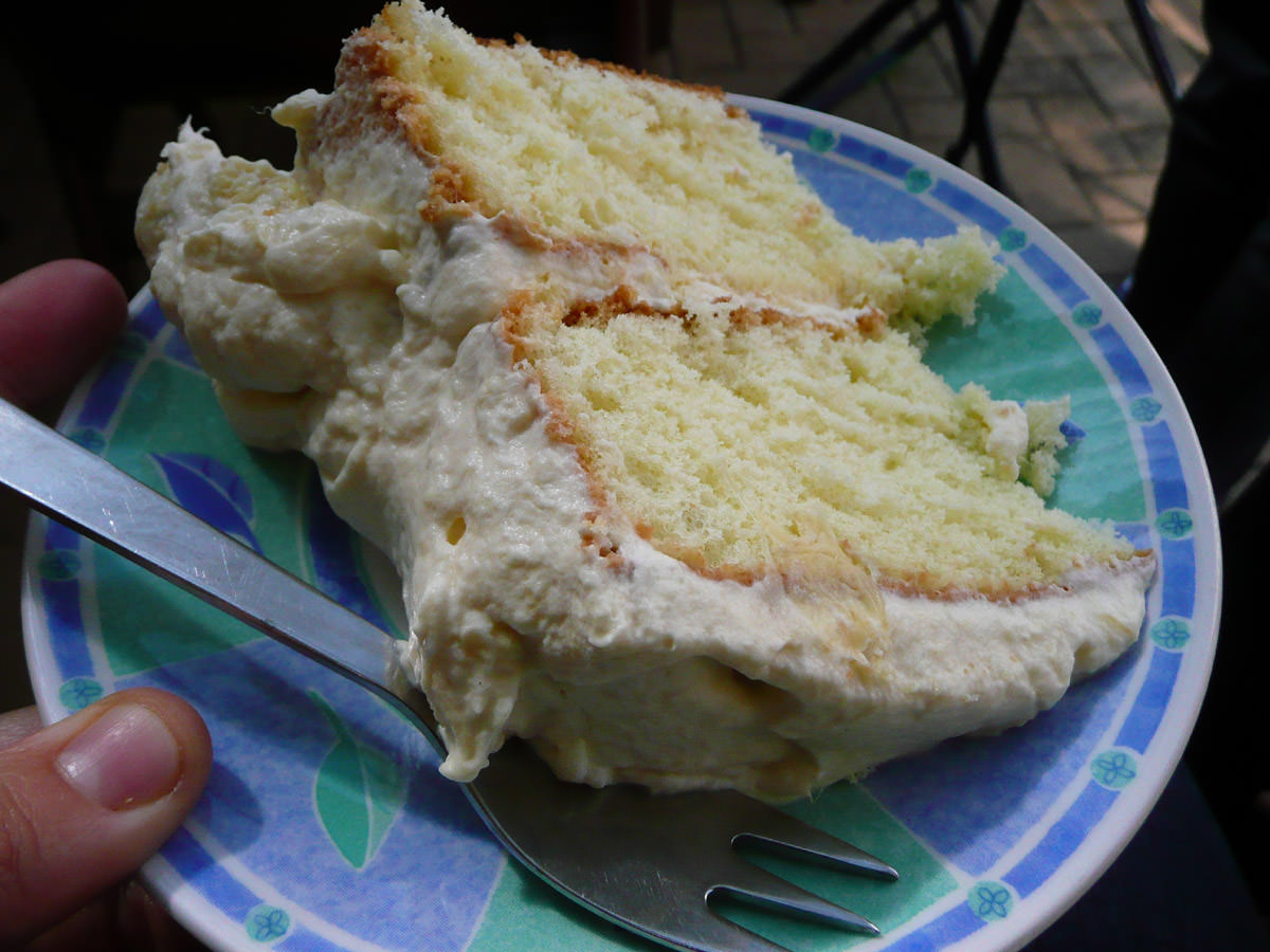 Durian and cream sponge cake