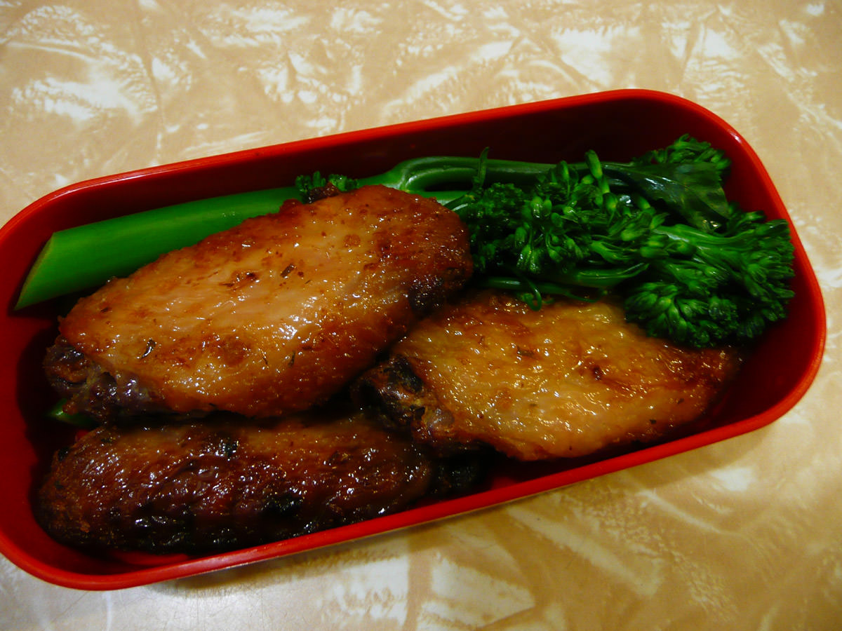 Ovenfried chicken wingettes with blanched broccolini