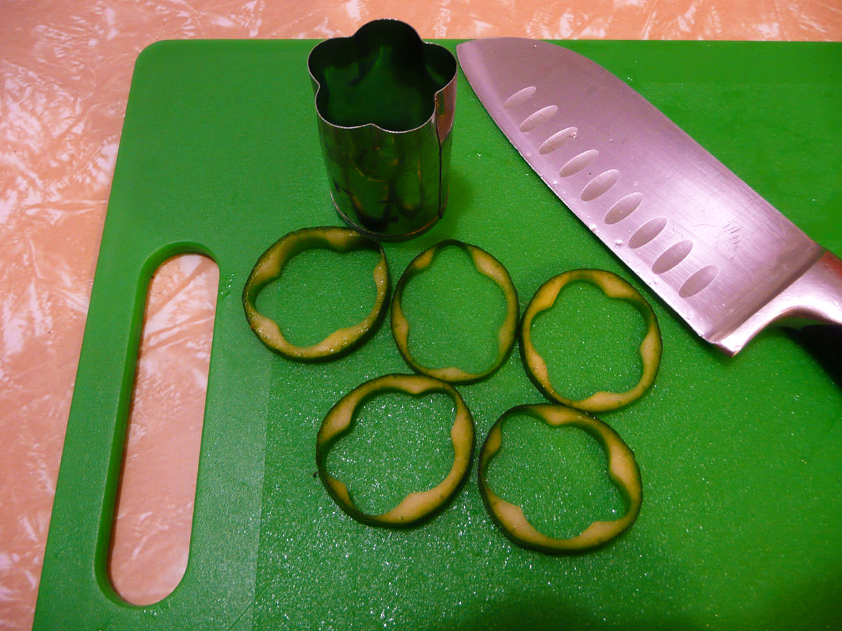 Cucumber and vegetable cutter