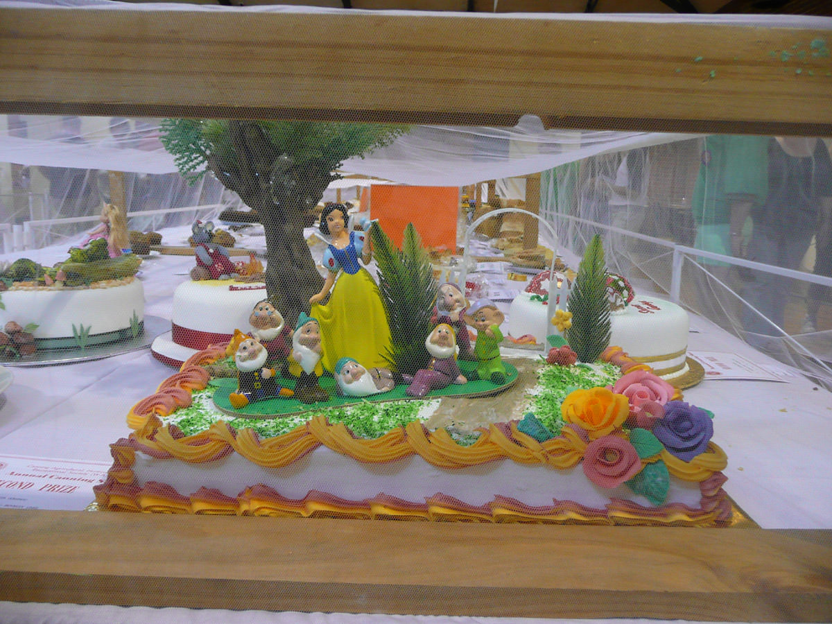 Snow White and the Seven Dwarves cake