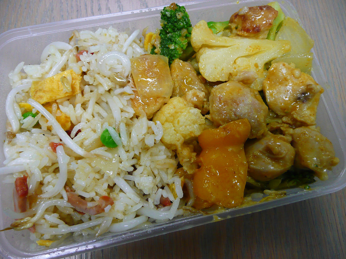 Fried rice and chicken stir-fry in satay sauce